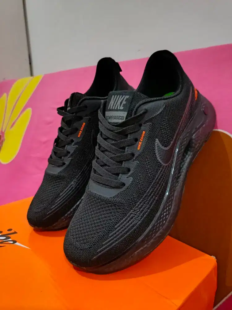 Nike Zoom Pegasus 33 Fullblack
Size 43