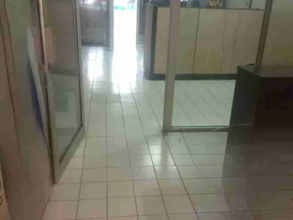 JUAL CEPAT RUKO SIAP PAKAI HIBRIDA RAYA 2 SEPEREMPAT LANTAI  BAGUS SUDAH RENOVASI ATAP BAJA RINGAN LANTAI DUA PARTISI ALUMINIUM DAN KACA