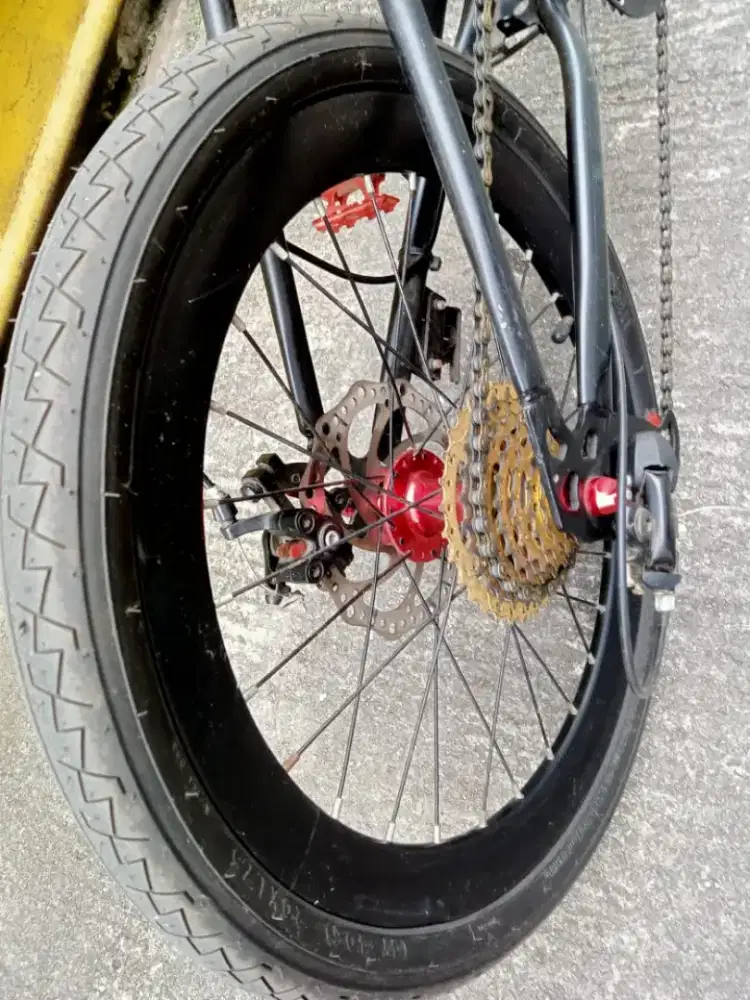 Sepeda Minion warna merah dob