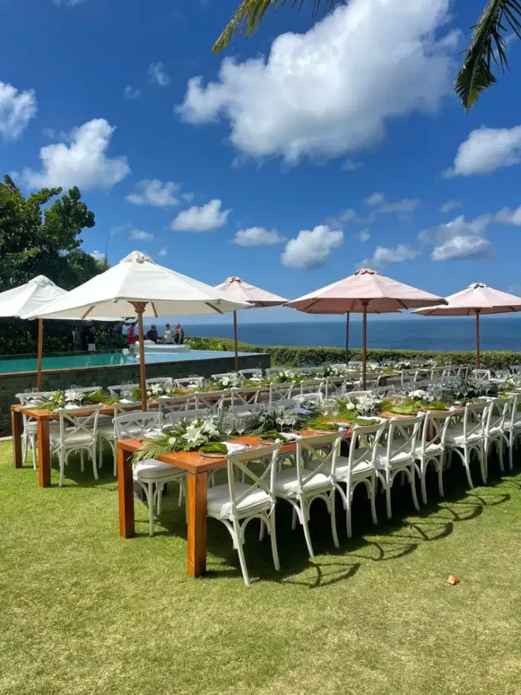 White Cross Back Chairs / kursi