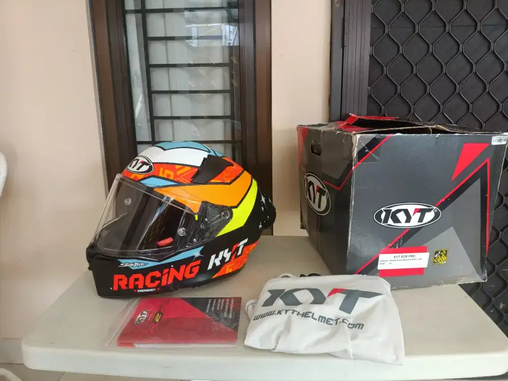 Helm fullface kyt r2r pro jaume masia size XL. Kondisi Mulus. Fullset