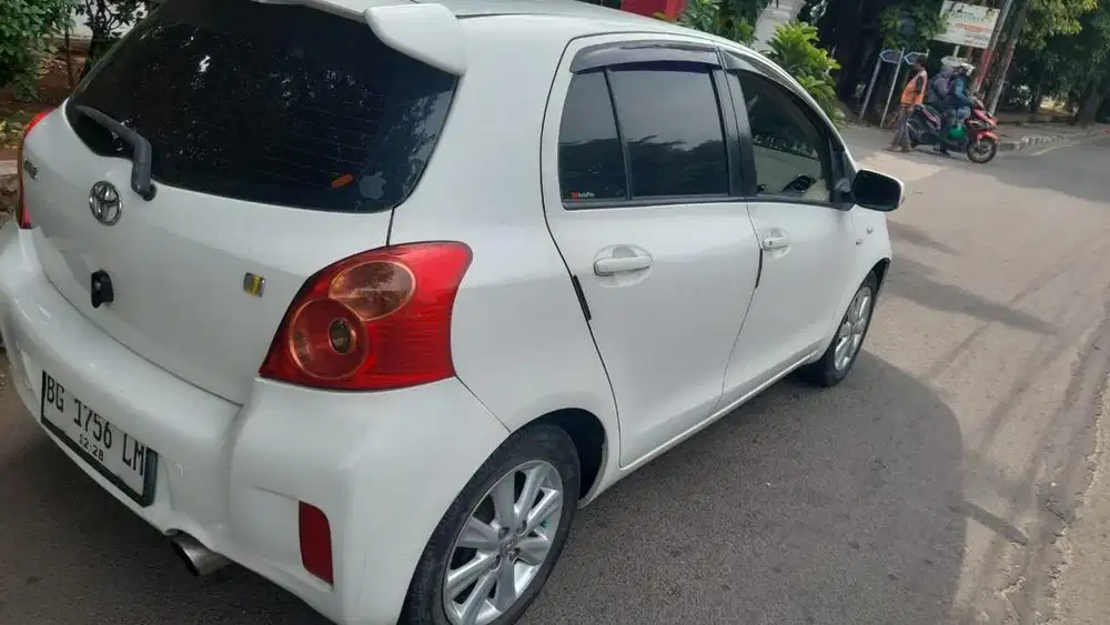 Yaris putih 2013 model bakpao tangan pertama beli dari baru