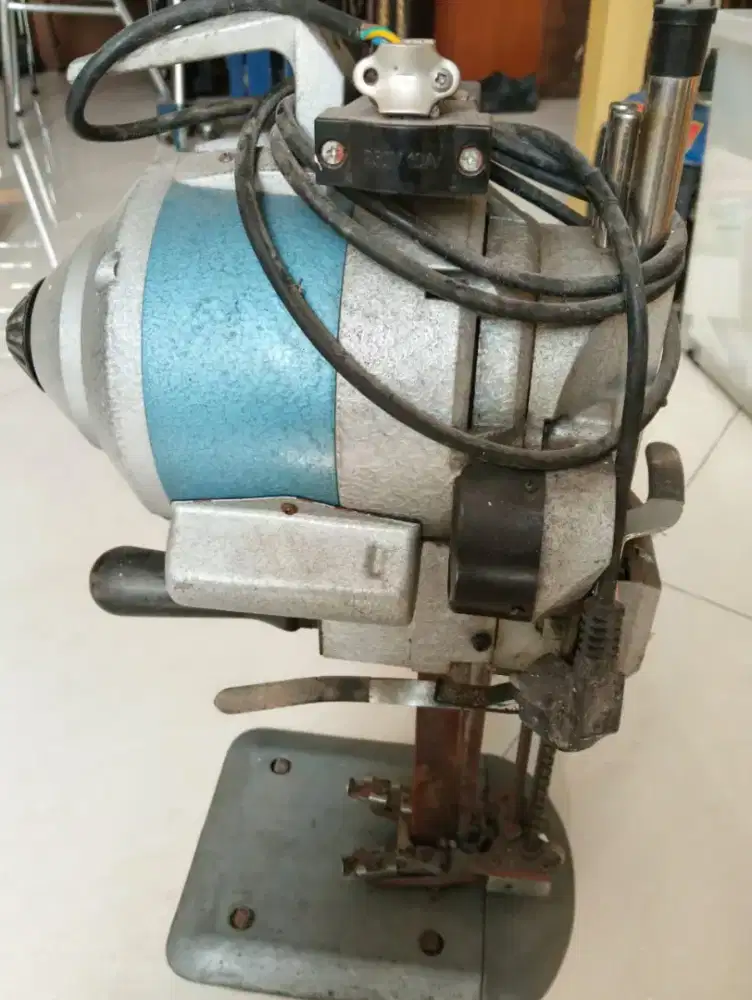 Mesin potong kain KM Mack