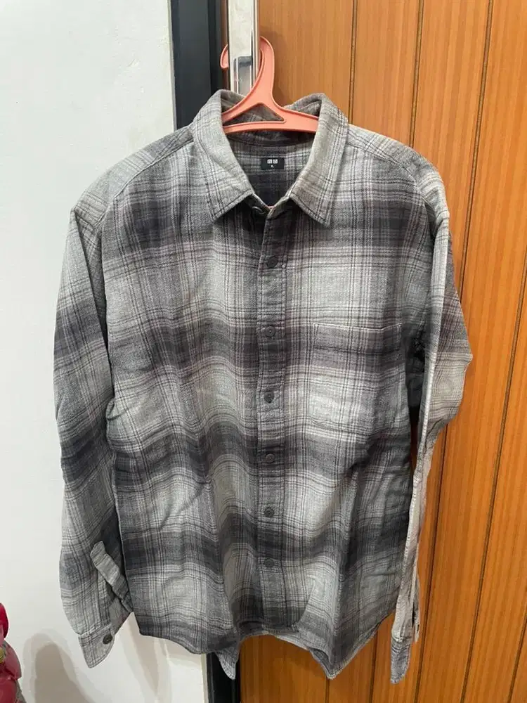Preloved kemeja flannel uniqlo size XL warna grey