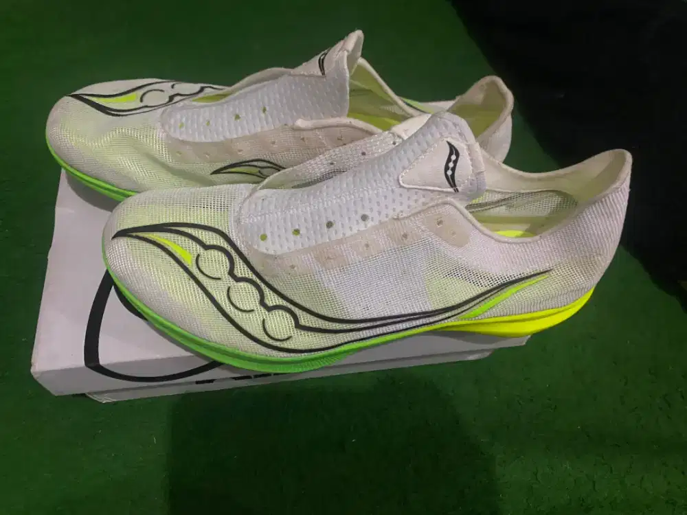 Sepatu sprint nir zoom