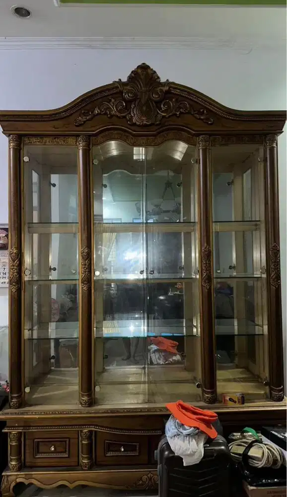 lemari pajangan kayu