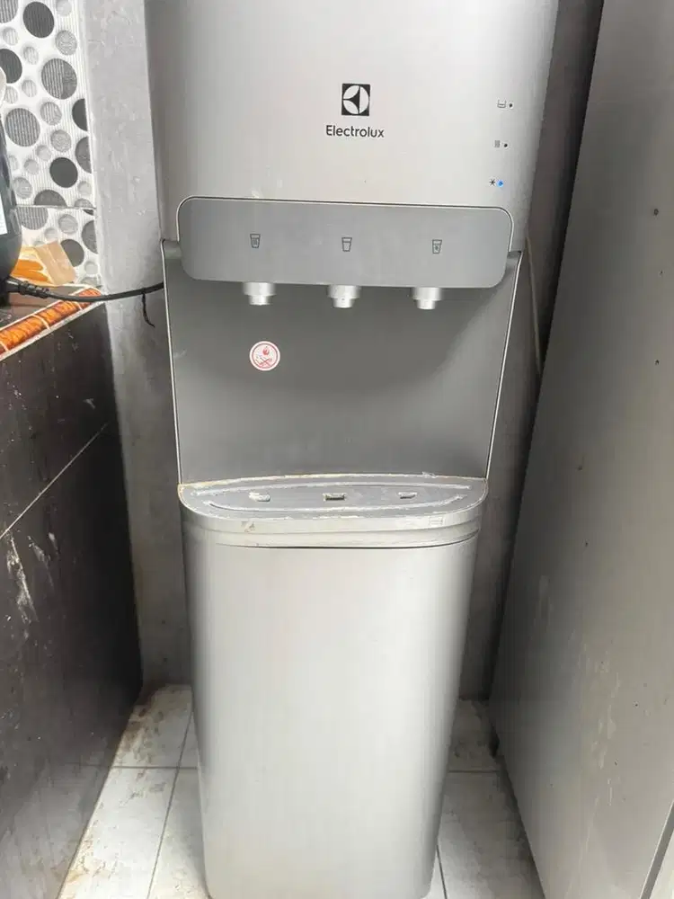 Dispenser Elextrolux panas & dingin