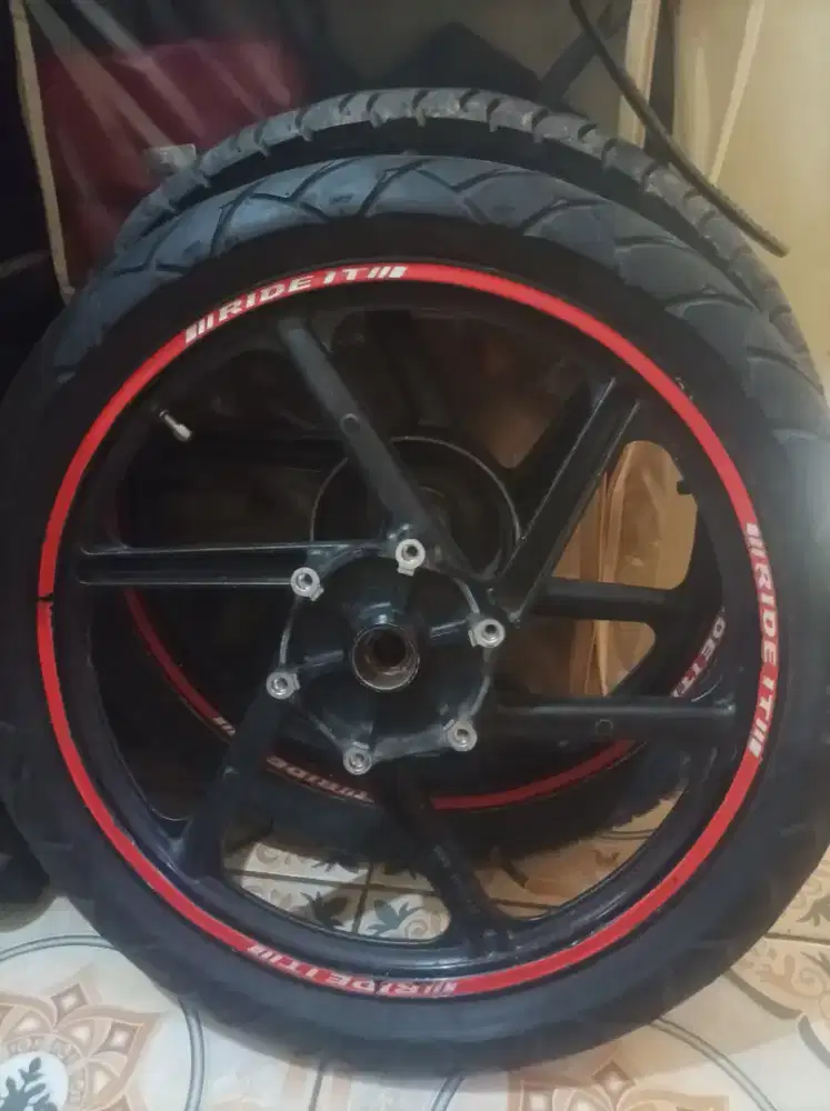 Dijual satu set ban Megapro Primus