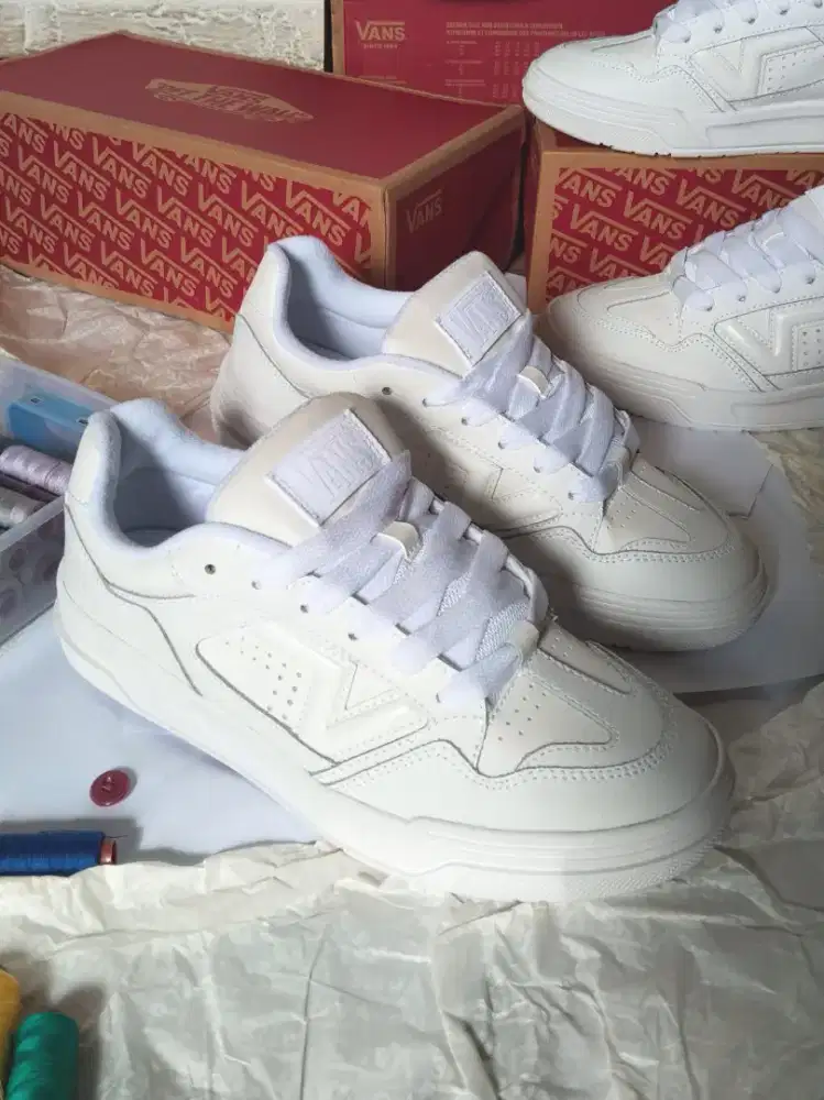 Vans Upland white size 42 Resmi Brand New