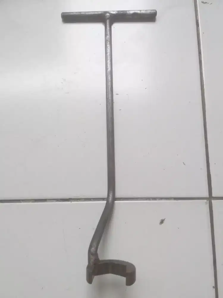 Kunci tangki bensin vespa klasik