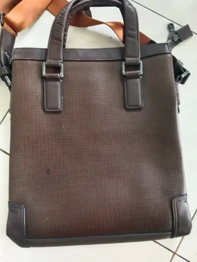 SLING BAG PRIA. WARNA COKLAT. VINTAGE  MINUS PEMAKAIAN.