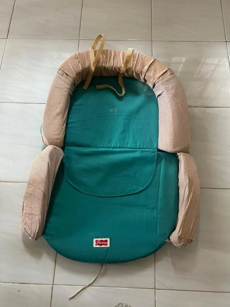 Tempat tidur/alas tidur bayi
