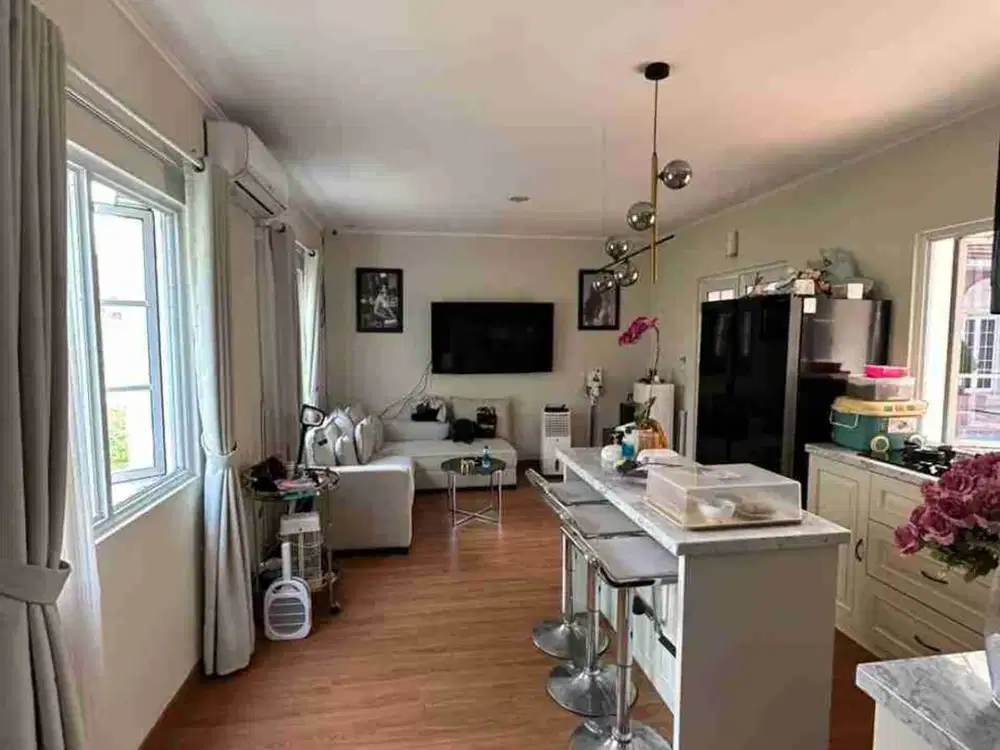 Rumah Cantik & Fully Furnished  3 Lantai View Pool Kawasan Strategis