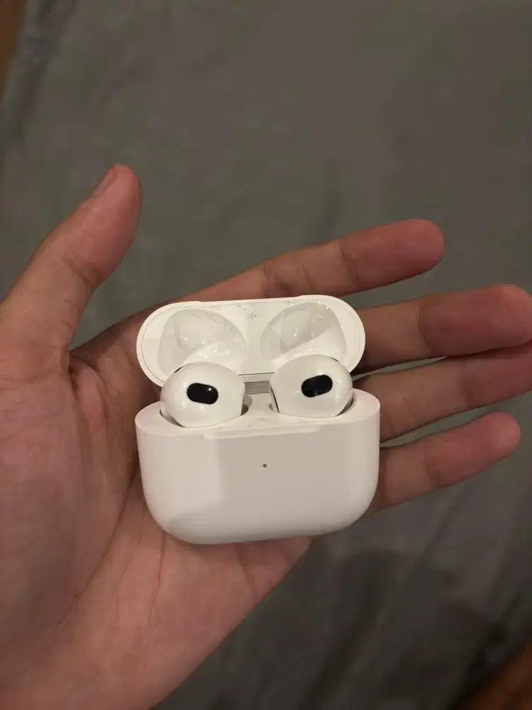 AirPods 3 with Wireless Charging Case