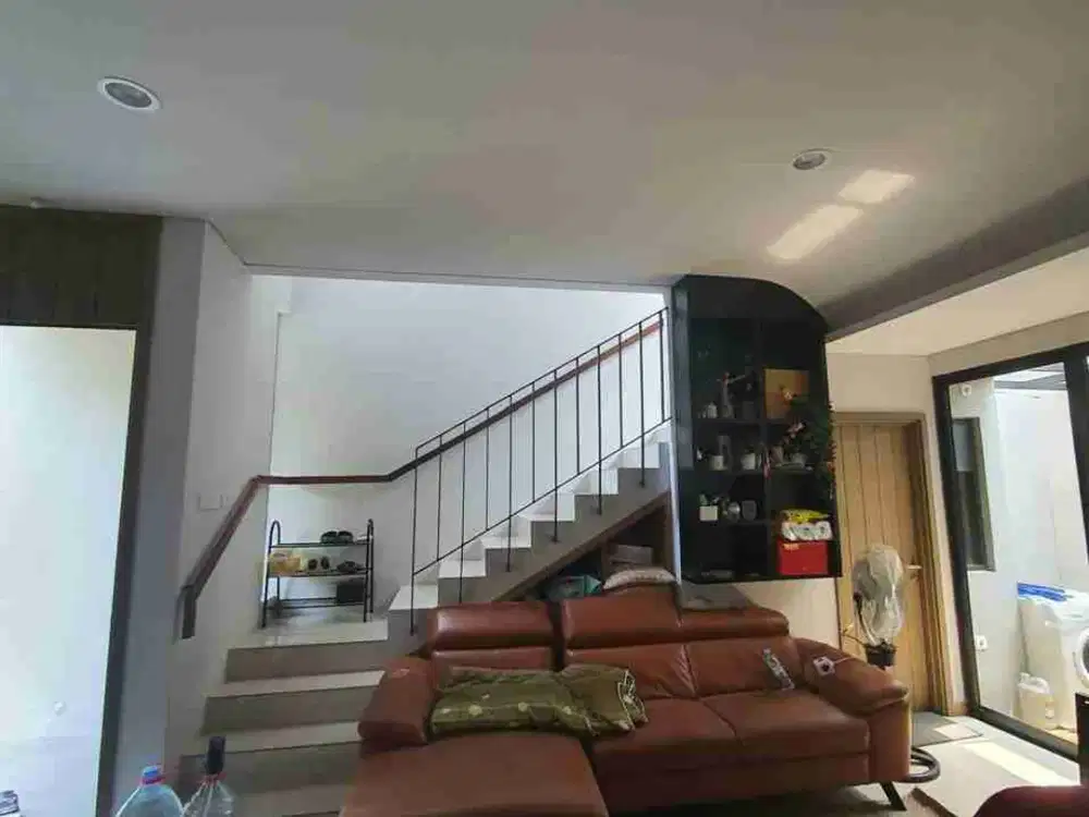 Termurah Dikelasnya  Rumah 3 lantai + Attic Siap Huni Kawasan Favorite