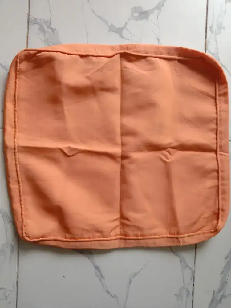 Sarung bantal sofa