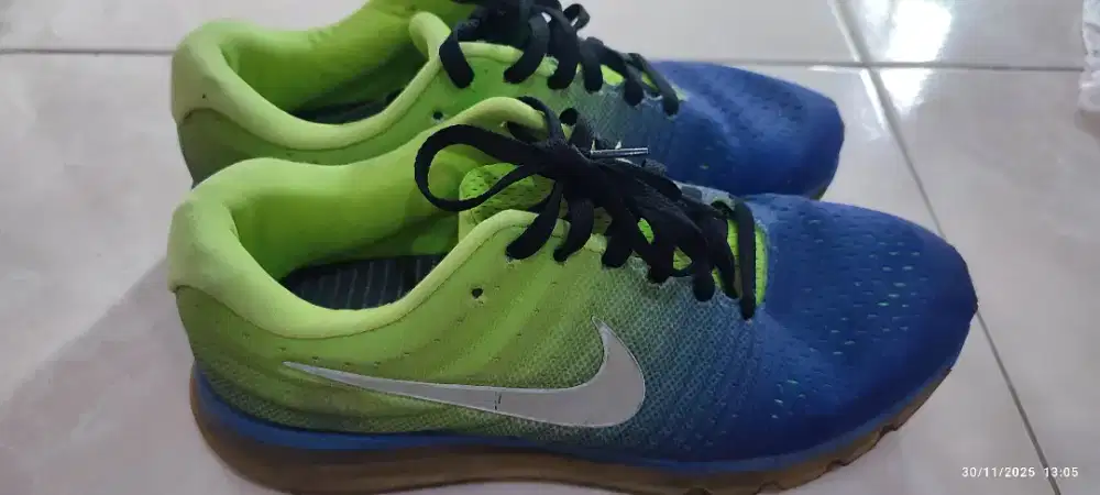 Sepatu Nike ukuran 43