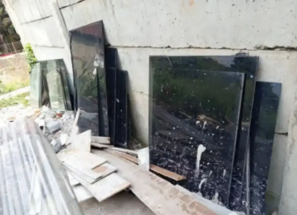 Kaca bekas proyek bangunan jual borongan ukuran 2 meteran cikunir bksi