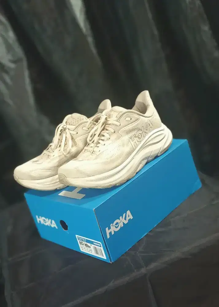 Sepatu brand HOKA