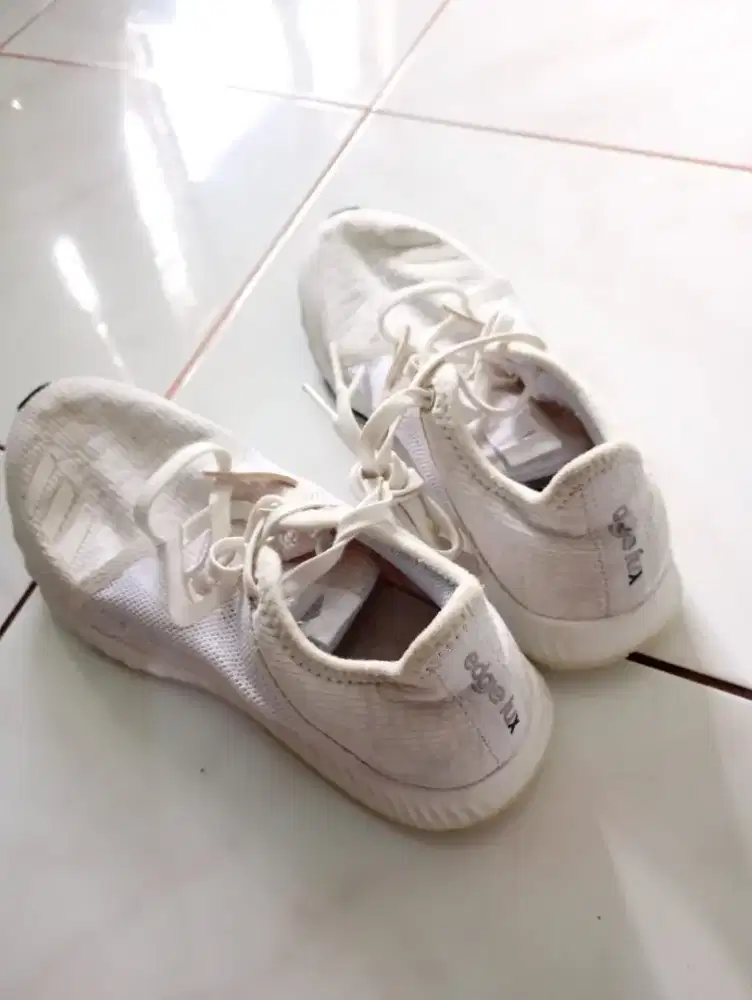 Sepatu 1 pasang adidas