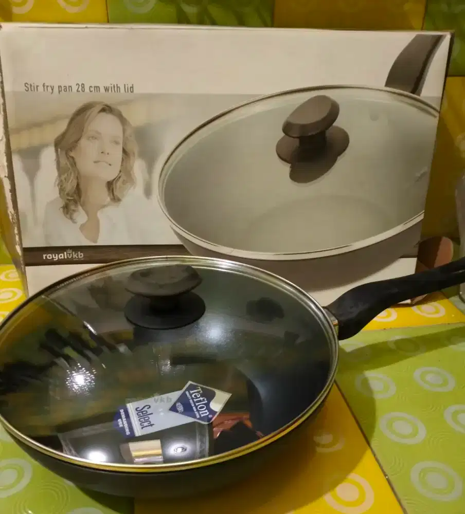 pan/kuali 
28 cm
Teflon
with lid
Royal vkb
from Holland
new