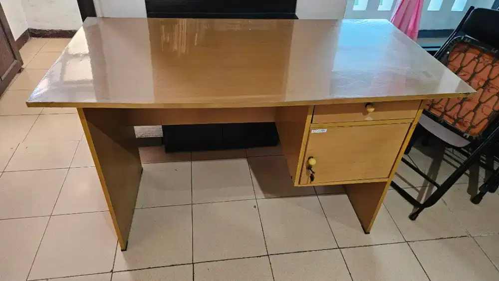 Meja Kantor Siap Pakai
