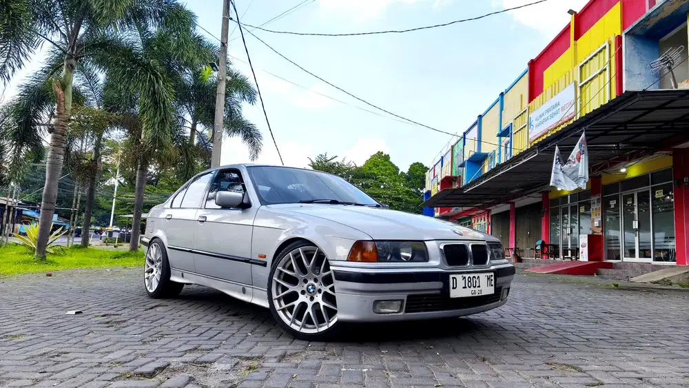 BMW 318i 1998 Bensin