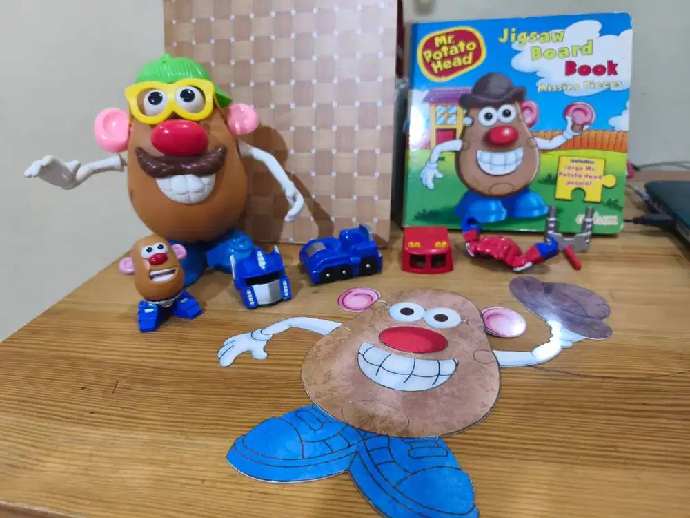 Mainan Mr. Potato Head dan jigsaw board book