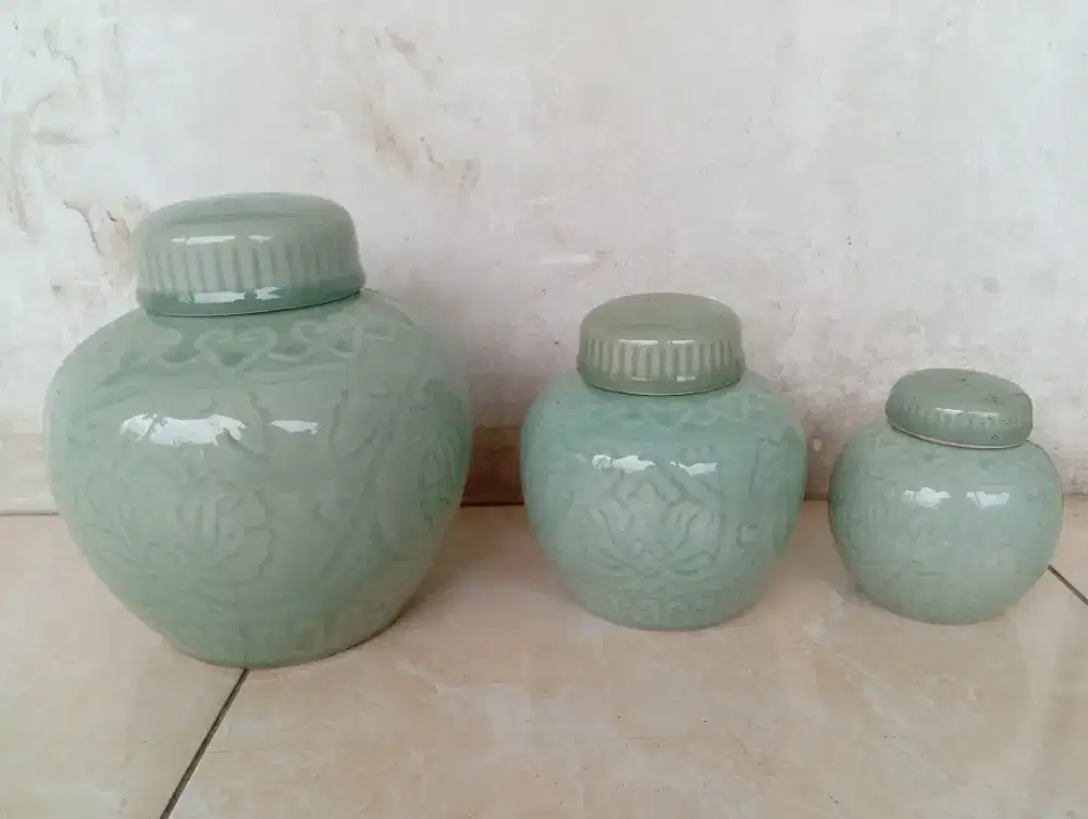 Guci Celedon Motif Teratai