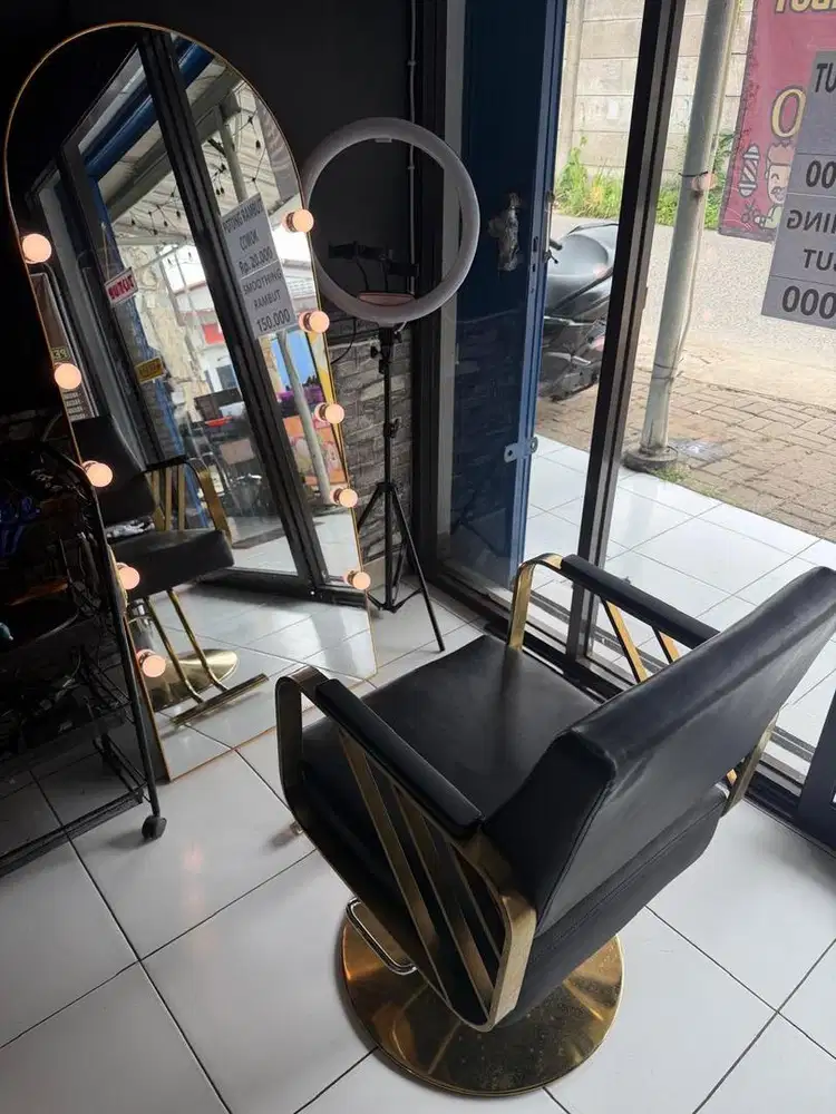 JUAL 1 SET KACA DAN KURSI UNTUK BARBERSHOP