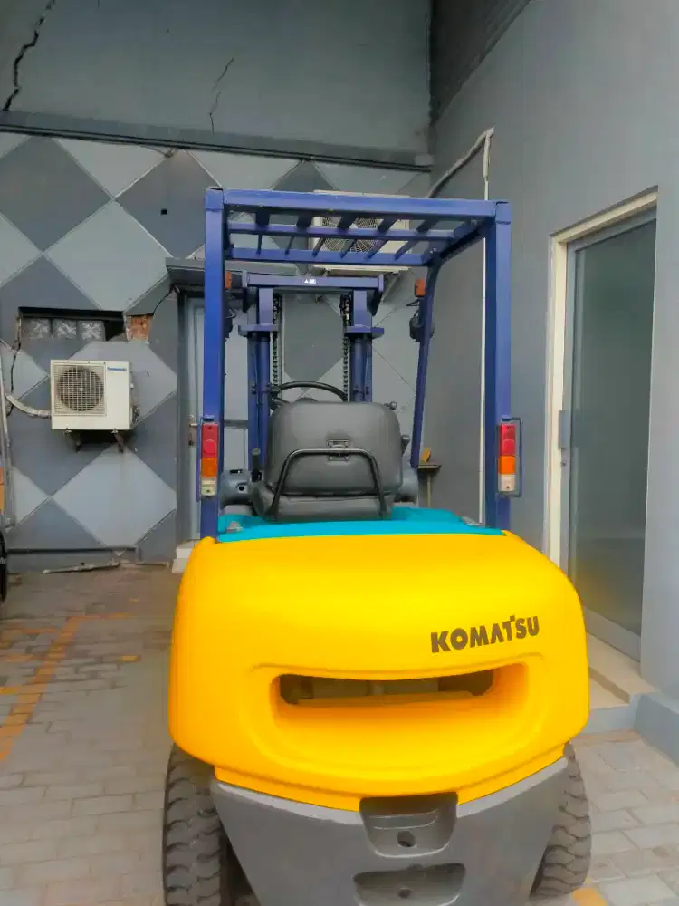 Forklift merek Komatsu model FD25JC-12 tahun 2001 tonase 2,5ton