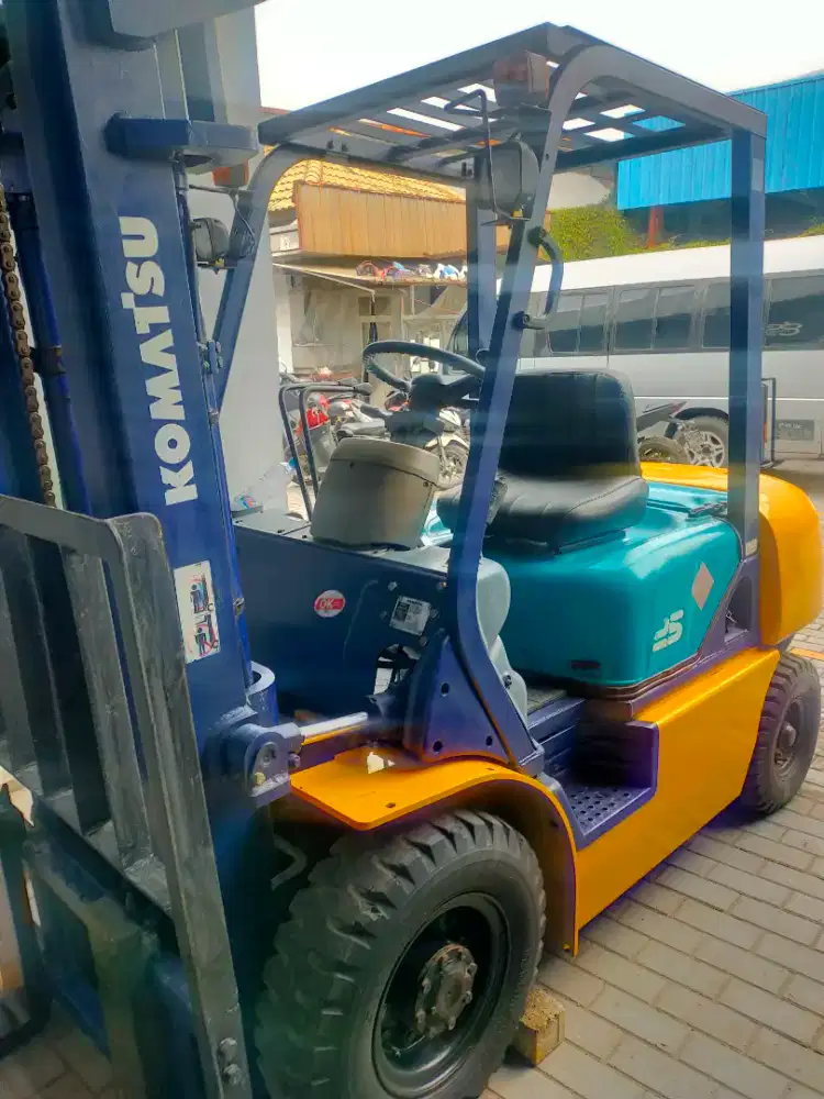 Forklift merek Komatsu model FD25JC-12 tahun 2001 tonase 2,5ton
