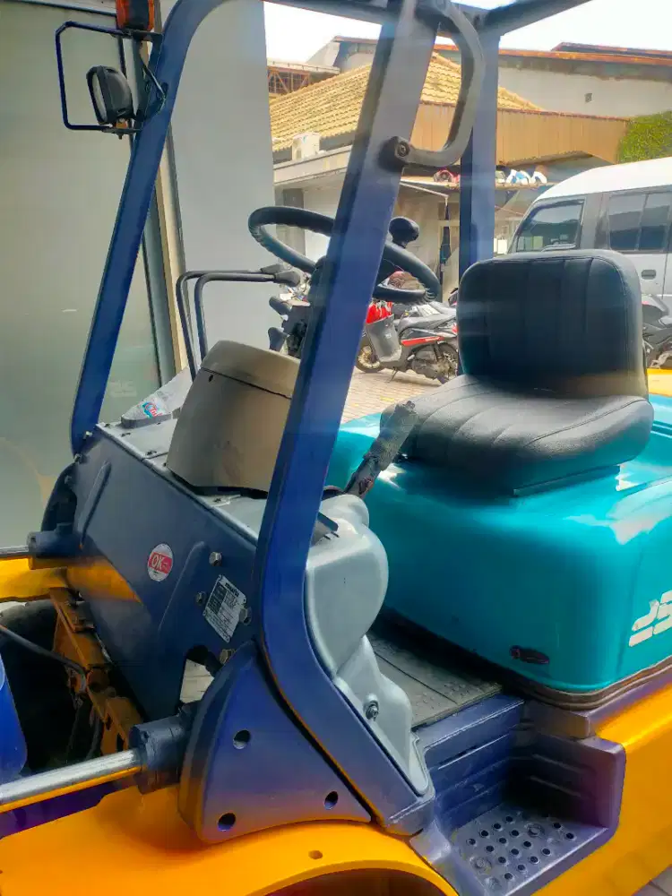 Forklift merek Komatsu model FD25JC-12 tahun 2001 tonase 2,5ton