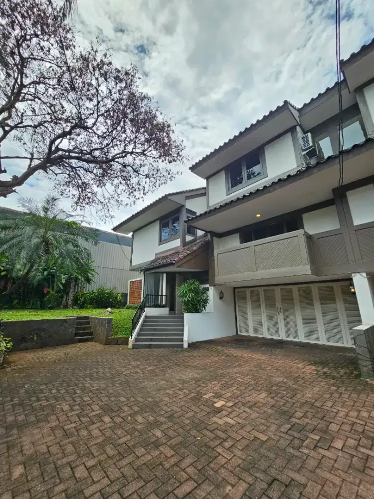 Disewakan Rumah 3 Lantai di Kemang Jakarta Selatan