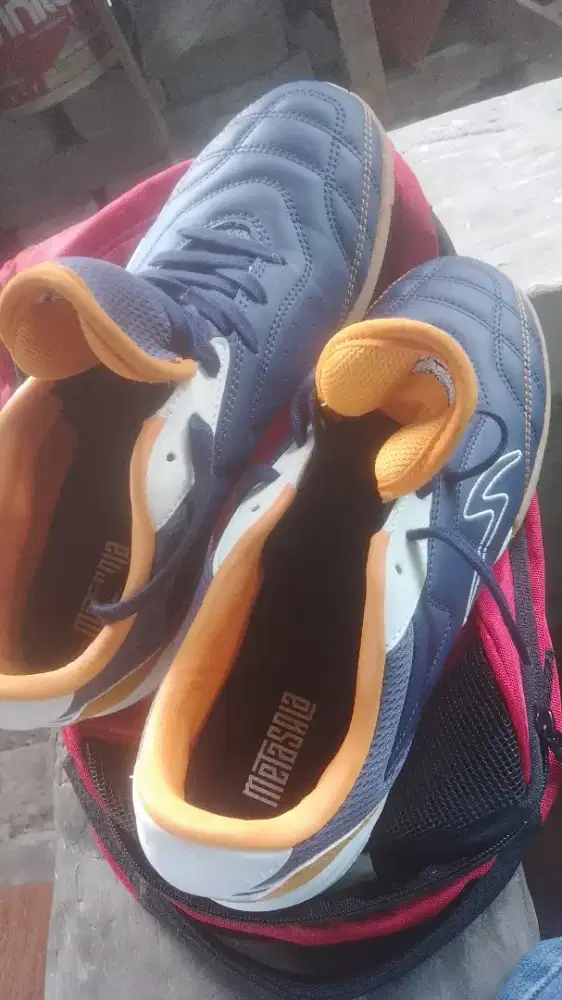 Sepatu futsal kondisi baru