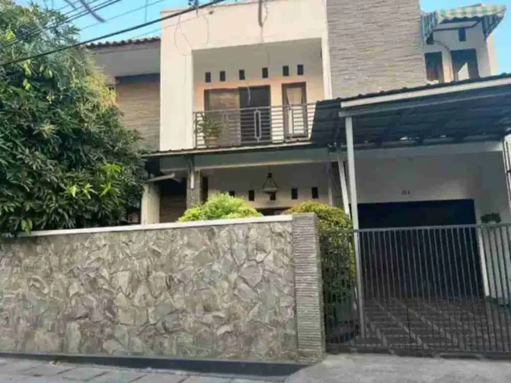 Rumah Cantik LT 195 M² di Jatiwaringin