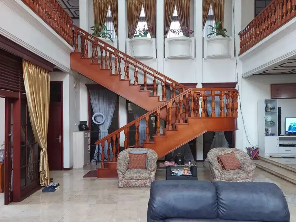 DIJUAL RUMAH MEWAH LOKASI STRATEGIS HALAMAN LUAS DI AREA SETIABUDI BANDUNG UTARA DEKAT KAMPUS UPI UNPAS NHI.