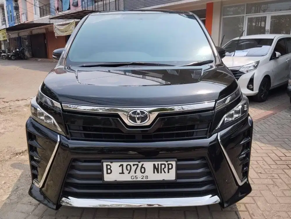 Toyota Voxy 2.0 A/T, 2018