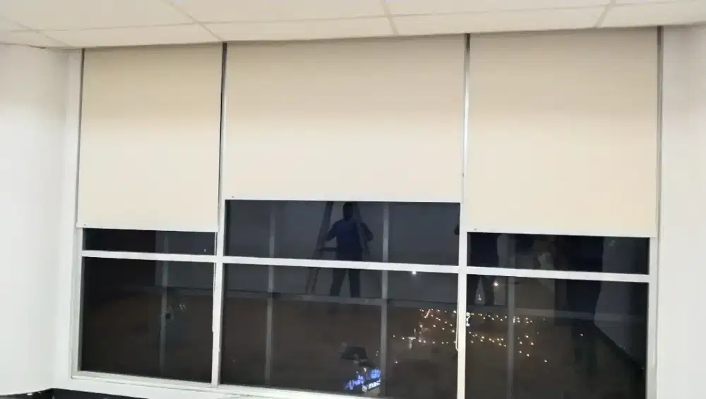 ROLLER BLIND BLACKOUT TIRAI KANTOR