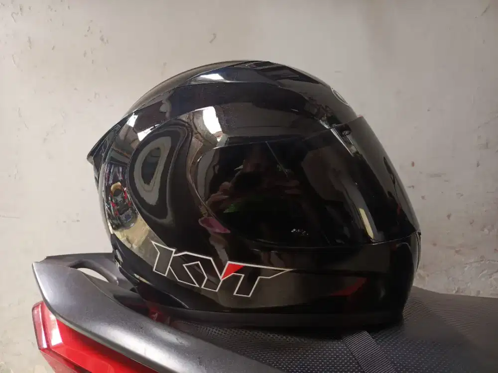 Jual cepat helm KYT full face size L hitam glossy masih kayak baru