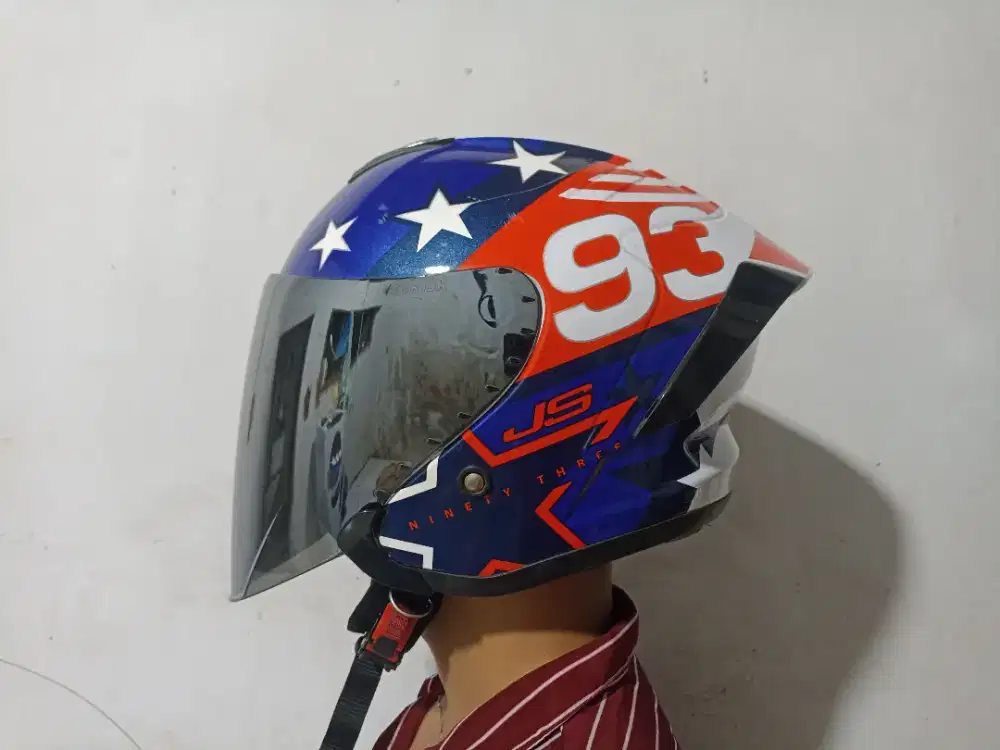 Helm sepeda motor