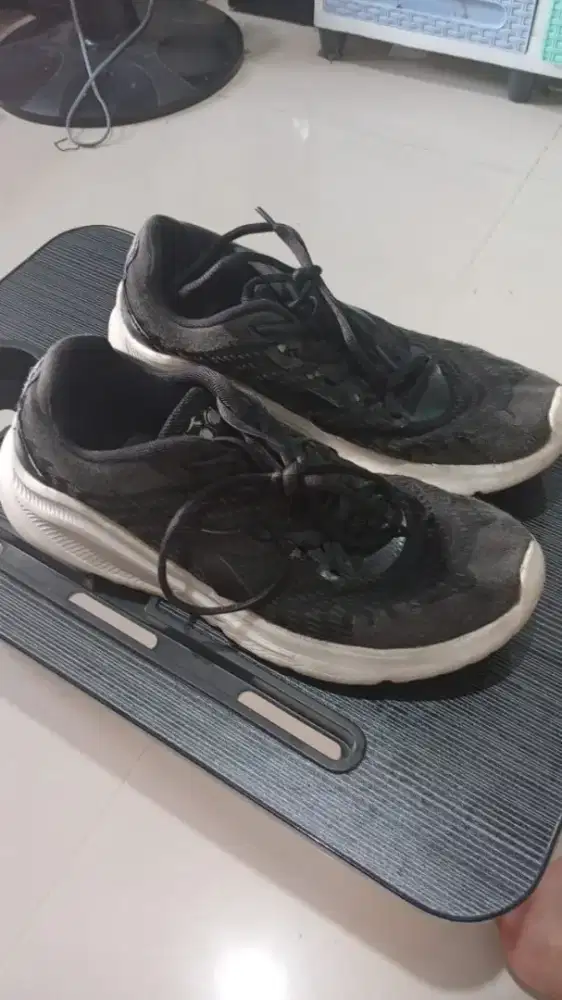 Dijual cepat sepatu hitam  putih diadora