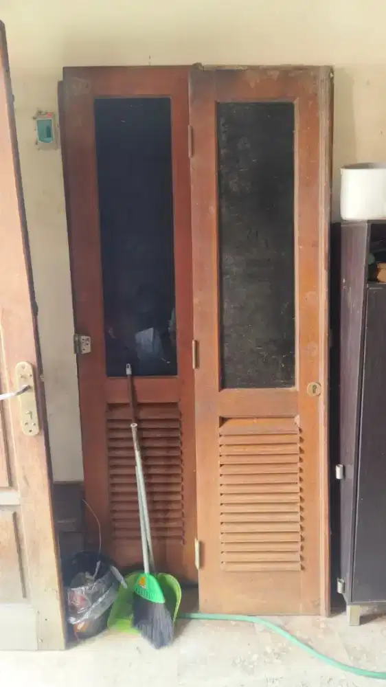 Pintu garasi model kayu