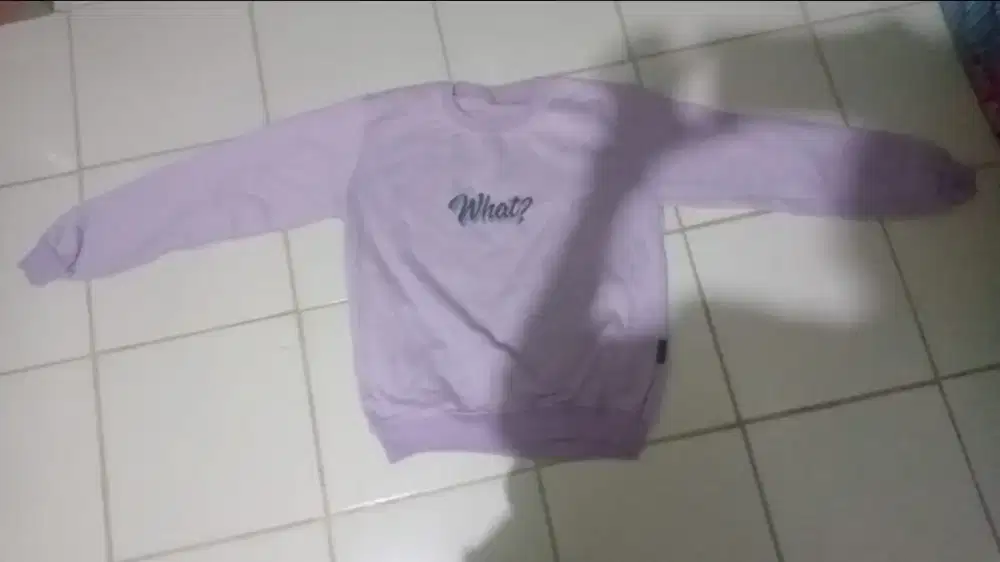 Sweater tipografi ungu