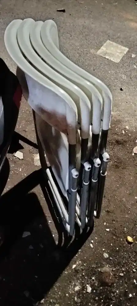 Kursi plastik 4 pcs warna putih