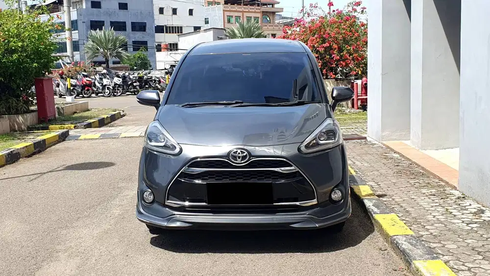 Toyota Sienta 1.5 Q CVT AT Abu Metalik NIK 2017 Low Km Record Garansi