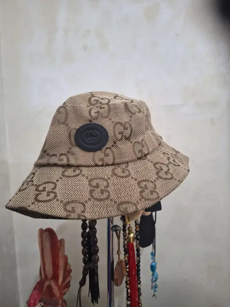 Topi branded 
Gucong topi wanita 
Limited edition 
Barang terawat 
Pem