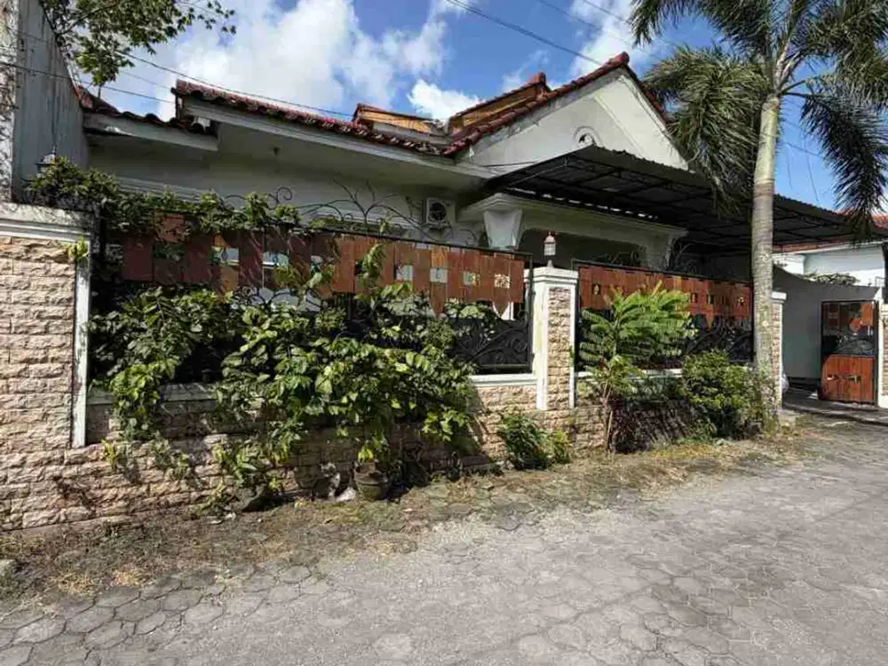 RUMAH MEWAH ASRI SEMI FURNISHED DENGAN TANAH LUAS DI MAGUWOHARJO