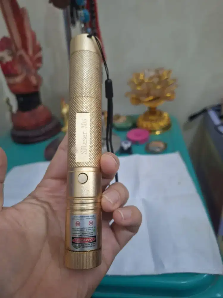 Senter pointer laser 
Berwarna emas 
Limited edition 
Barang terawat p