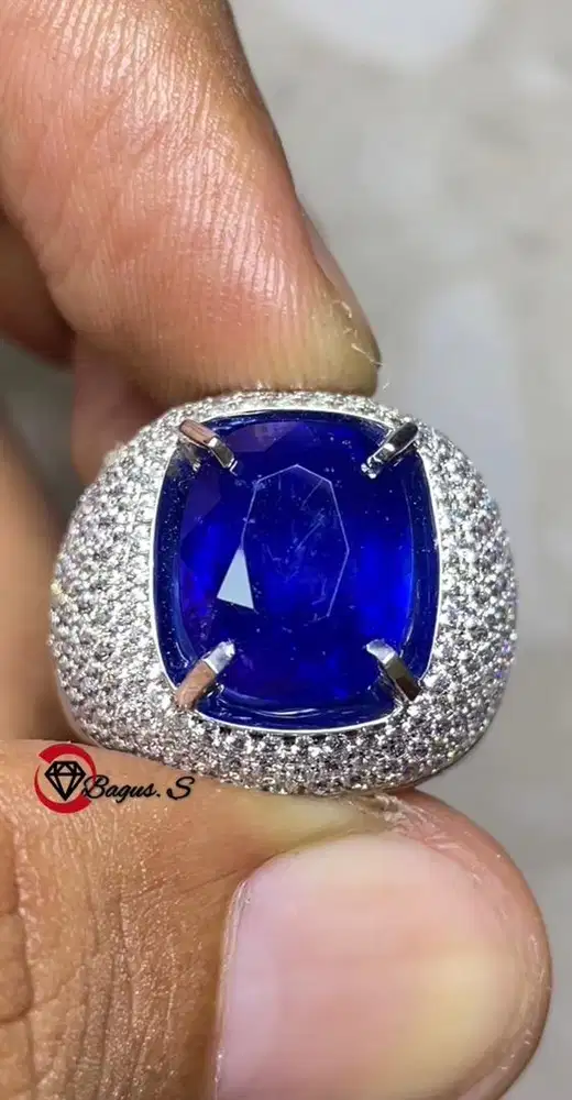 Vivid Royal Blue Sapphire Srilanka 7.4 Ct